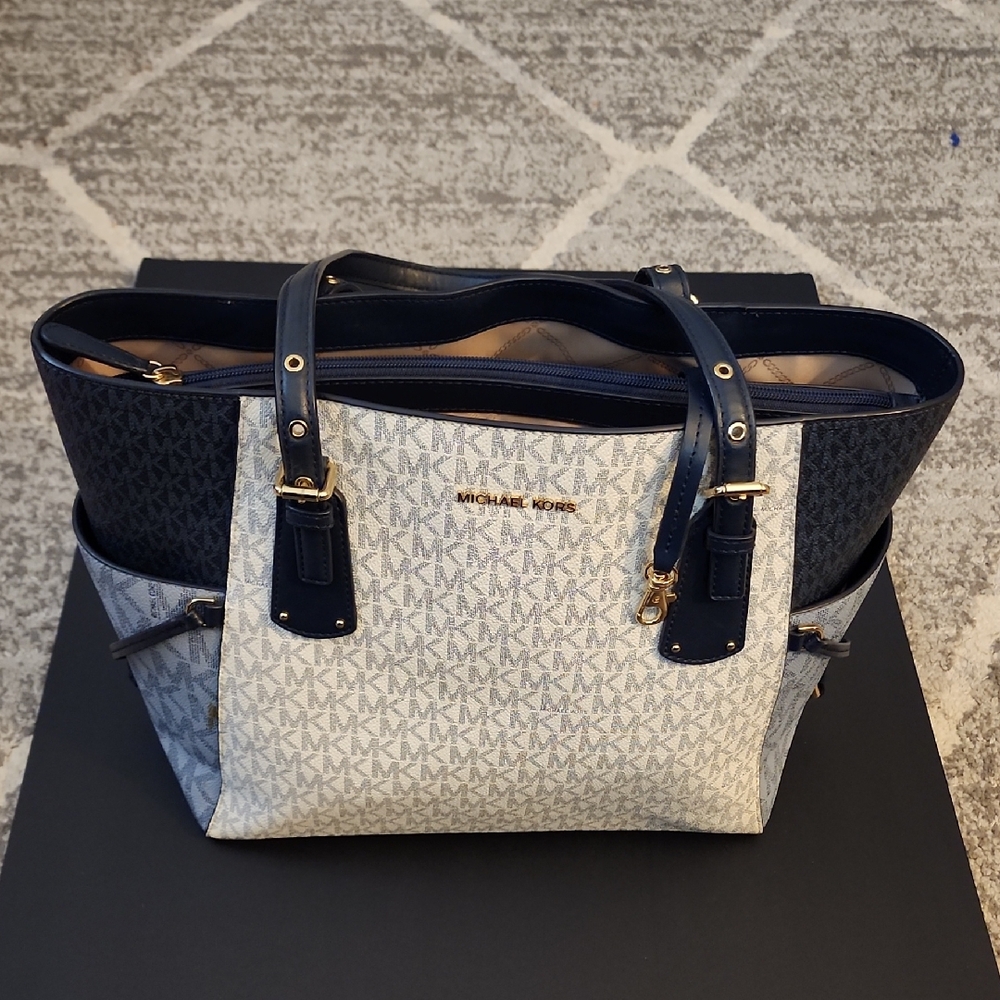 Michael Kors Voyager East West Signature Tote